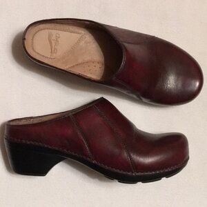Dansko Burgundy Burnished Mules sz 40